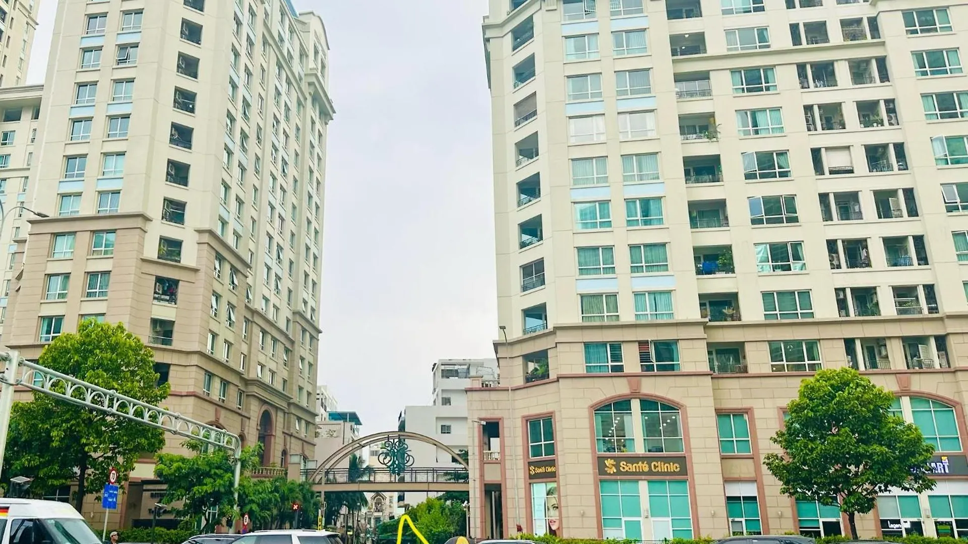 Spacious Penthouse Near Landmark 81 Ho Chi Minh City Apartment