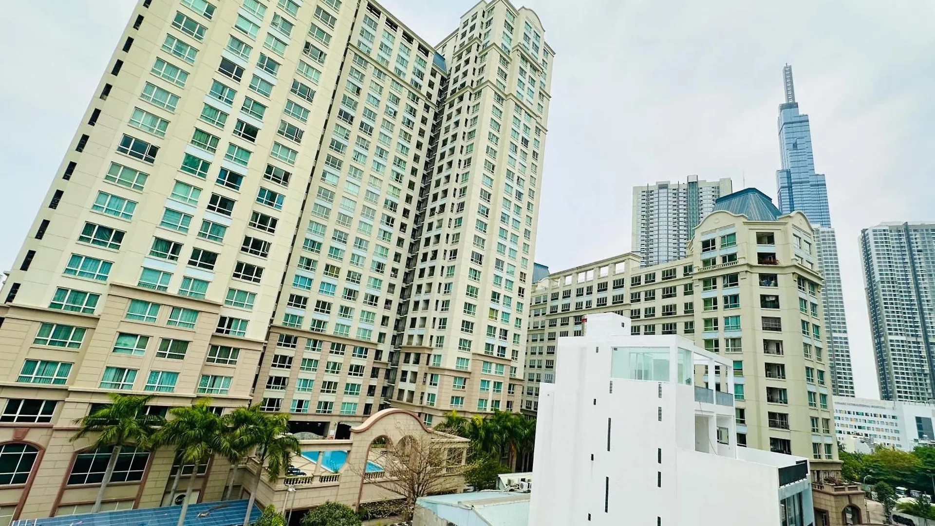 Spacious Penthouse Near Landmark 81 contacts